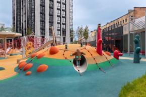 На территории ЖК «Метрополия» создали детскую площадку с игровыми арт-объектами