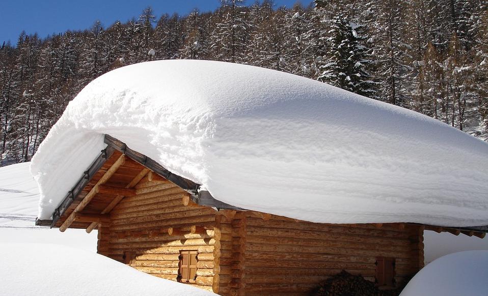 Защита крыши частного дома от снега: почему это важно и как защитить?