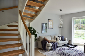 Использование деревянных лестниц в интерьере частного дома